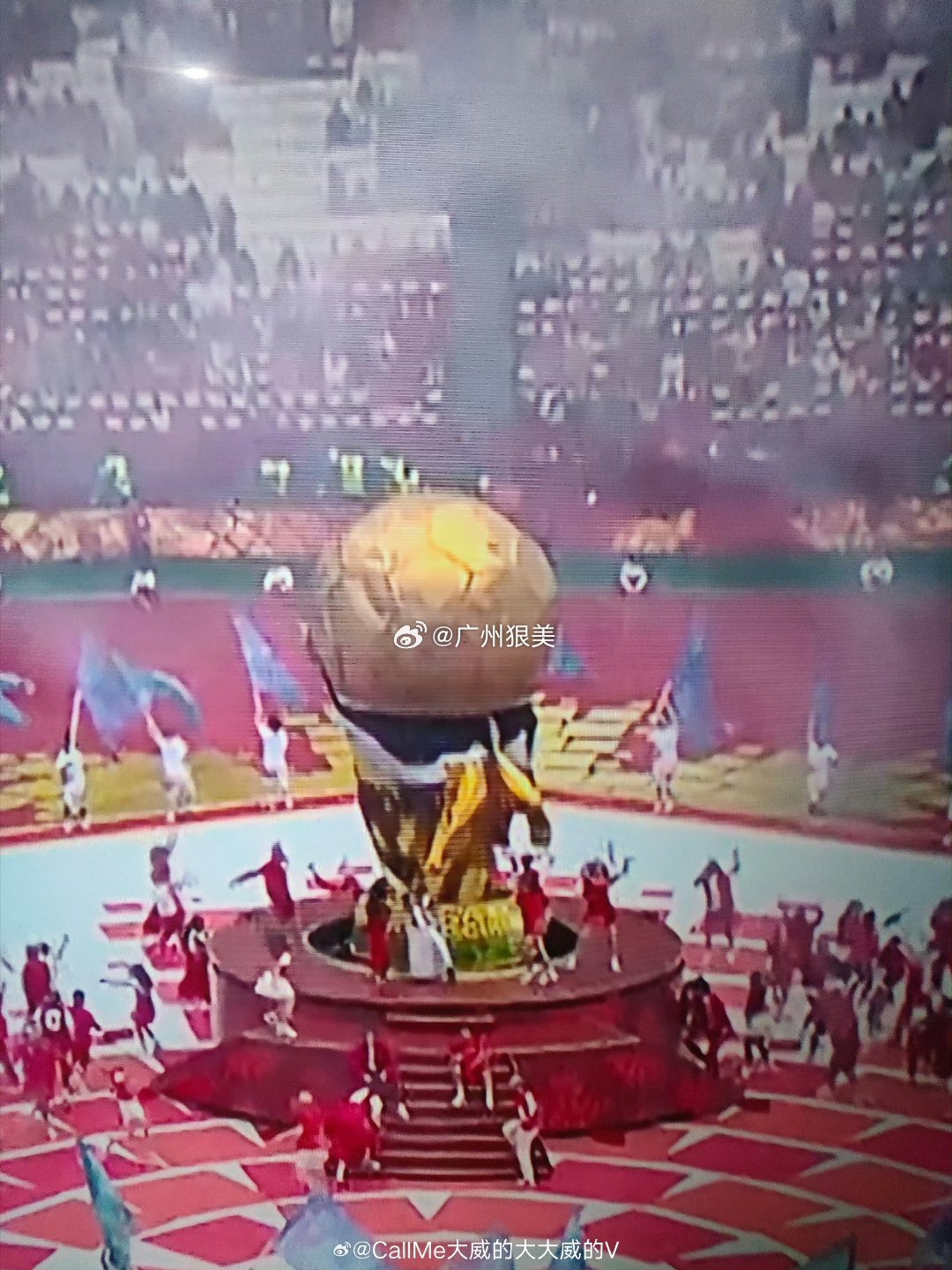 加拿大开幕式 翻车充气大力神杯装置在升空后，因充气设备故障快速瘪塌。原本作为加拿