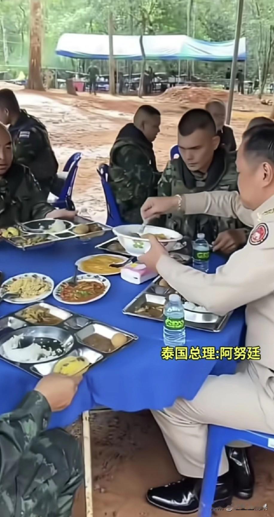 泰国总理可以啊！下到部队与士兵一起就餐，还亲自动手给士兵加菜。
自己和士兵一样，
