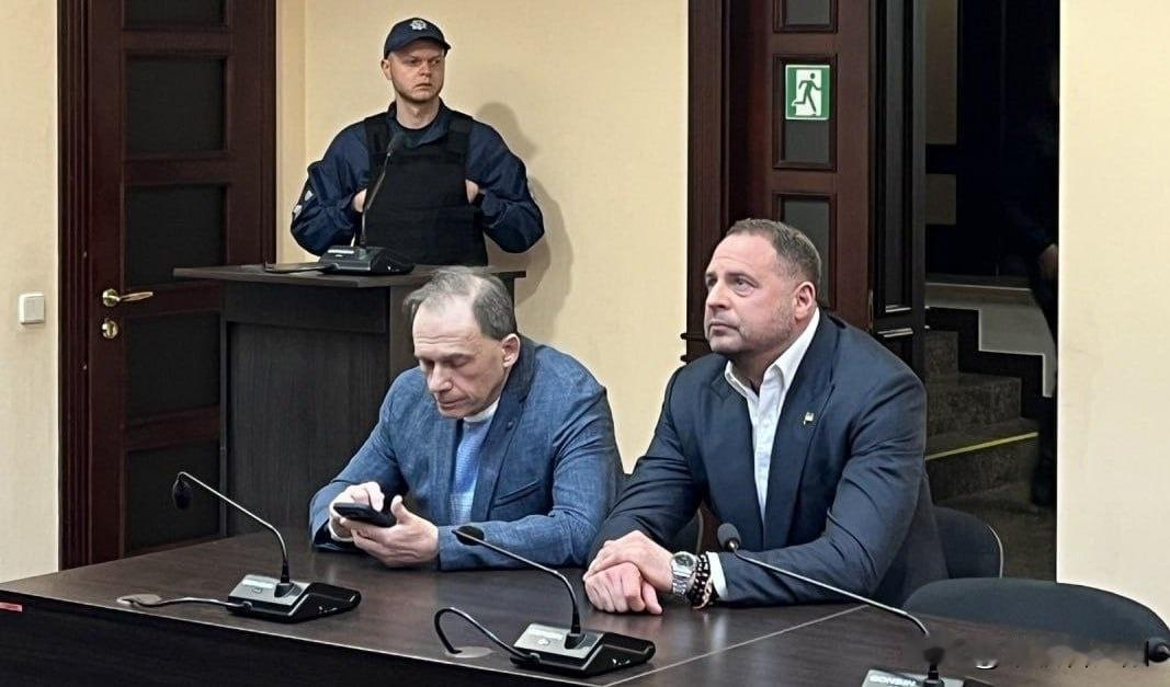乌克兰前总统办公室主任安德烈·叶尔马克涉嫌洗钱案5月14日举行羁押听证会。法院裁