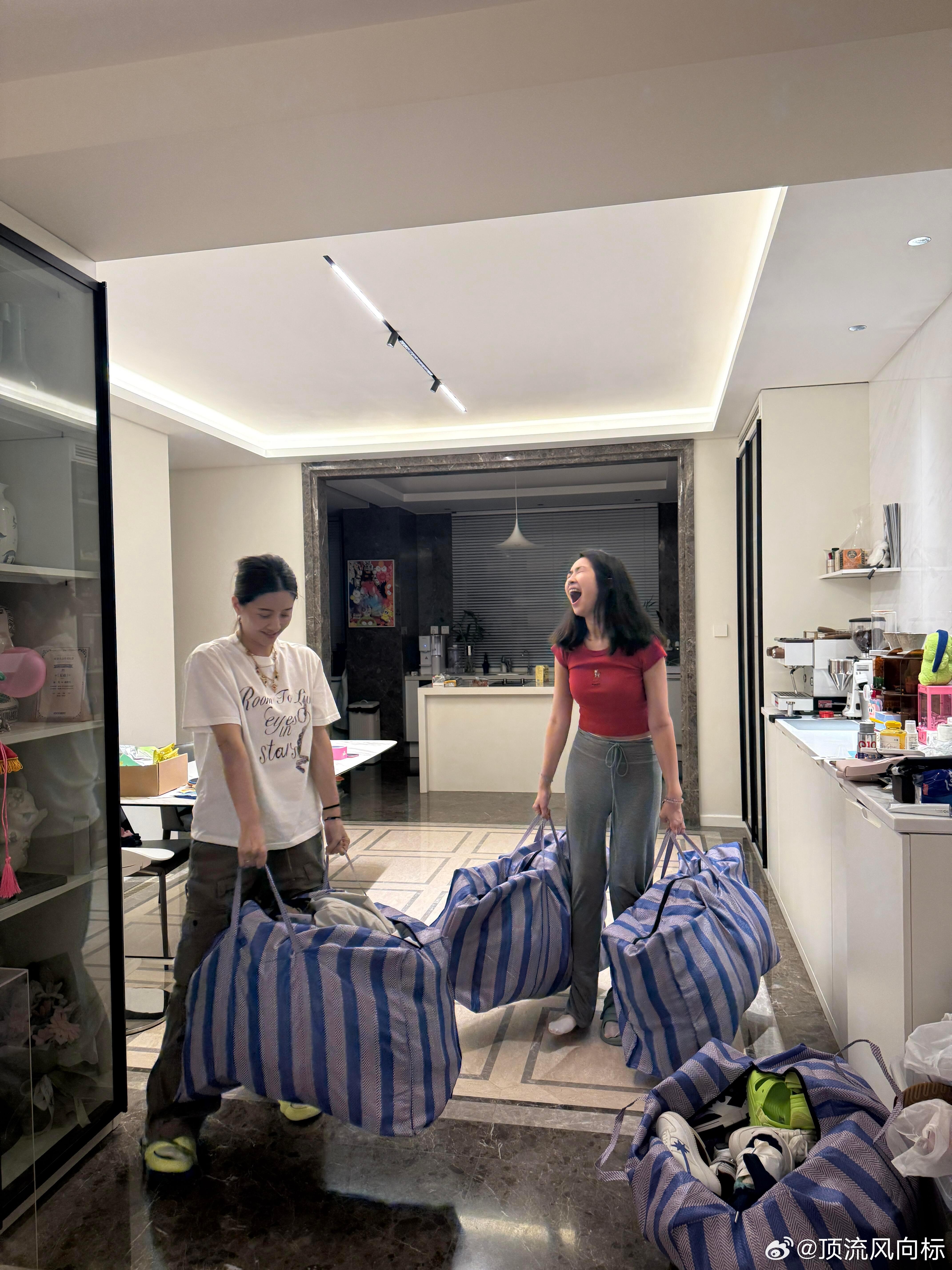 林允周雨彤美女聚会[羞嗒嗒] ​​​