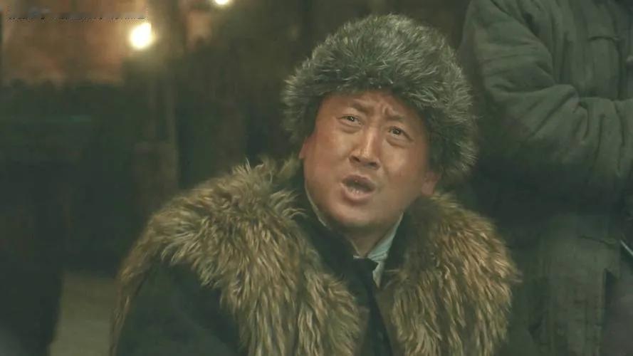 在《生万物》里，最令人讨厌的角色非封四莫属。起初他境况尚可，却因好吃懒做致家境衰