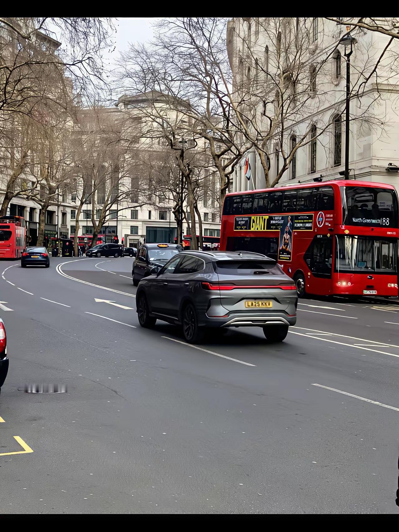 在伦敦瞅见比亚迪，那感觉挺奇妙的。

不像看见熟人，倒像在异国他乡，突然听见有人