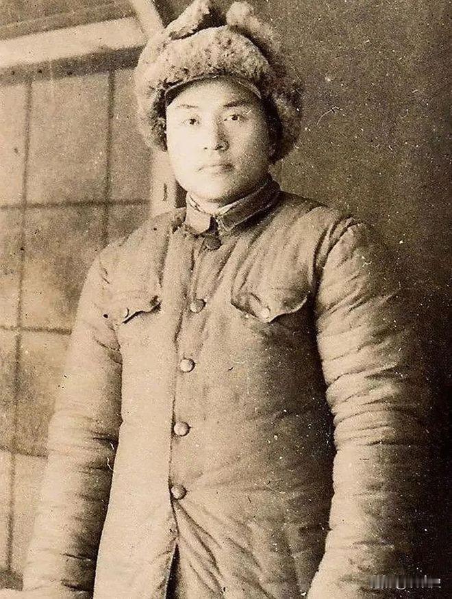 1942年，侦察股长凌少农，私下向日本人购买布料，对方说：“你看起来像军人？”凌