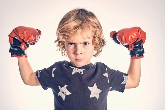 不要小瞧小孩的攻击力别以为孩子小、说话直就没杀伤力，他们的话往往最直白、最戳心，