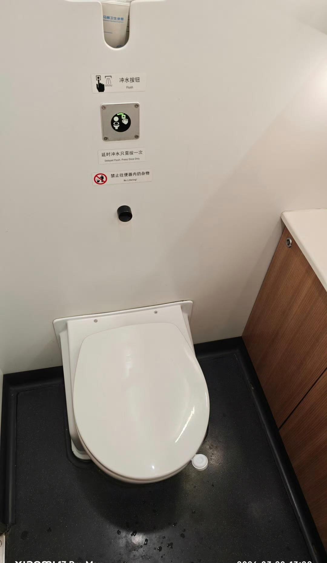 所有人都在夸高铁乘务员，
我却为她感到不值，
因为个别人的马虎，她就要下手掏马桶