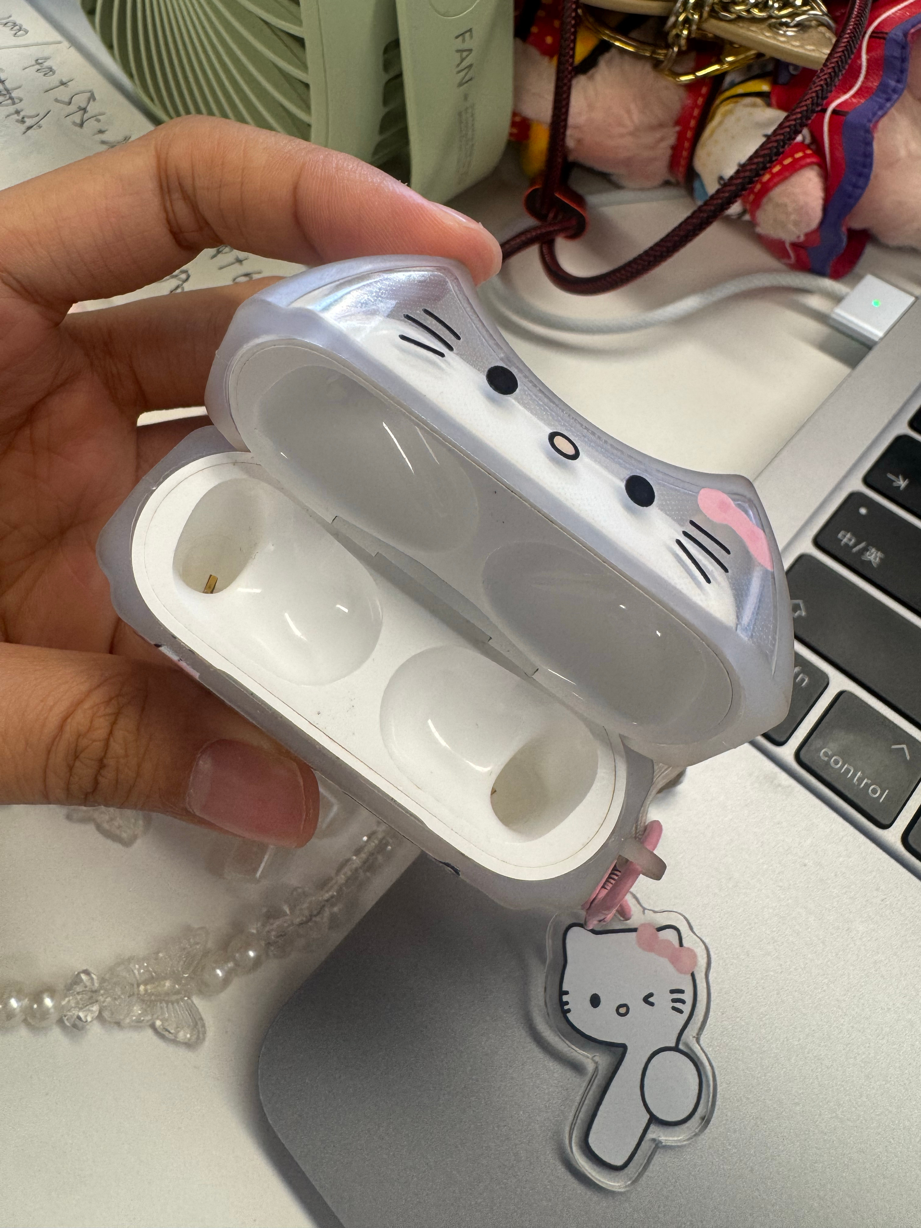 耳机真的是一个神奇的存在 双耳都有的时候永远只戴一只 丢了一只的时候就开始想带双