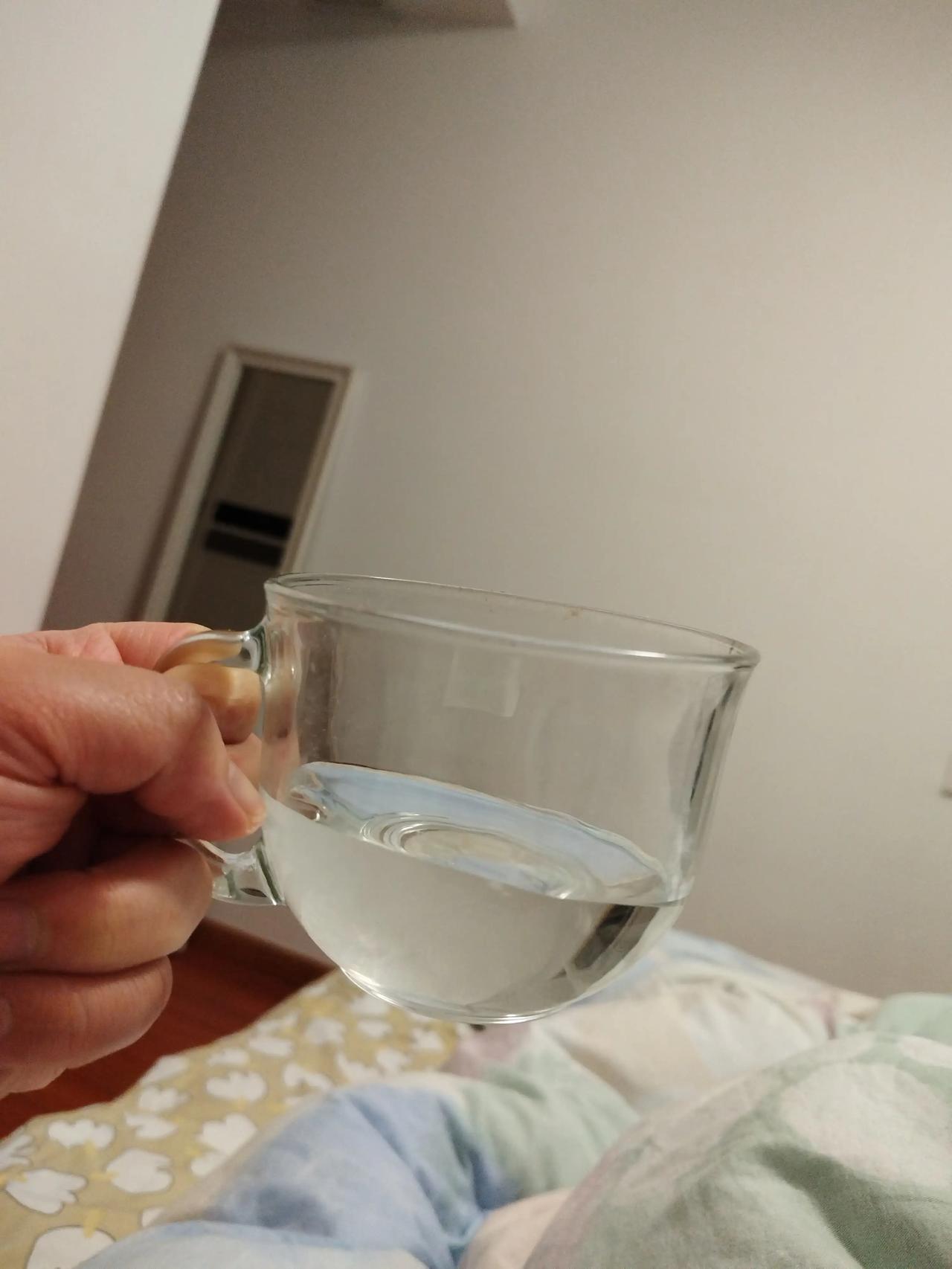 晒晒你的早餐每天早上起床喝上一杯白开水，健康美容又养颜，让每天的生活简单又美好