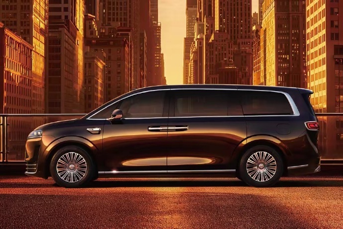余承东说智界V9比小车还灵活 该车定位于大型MPV，车身长度超过5.3米。按照传