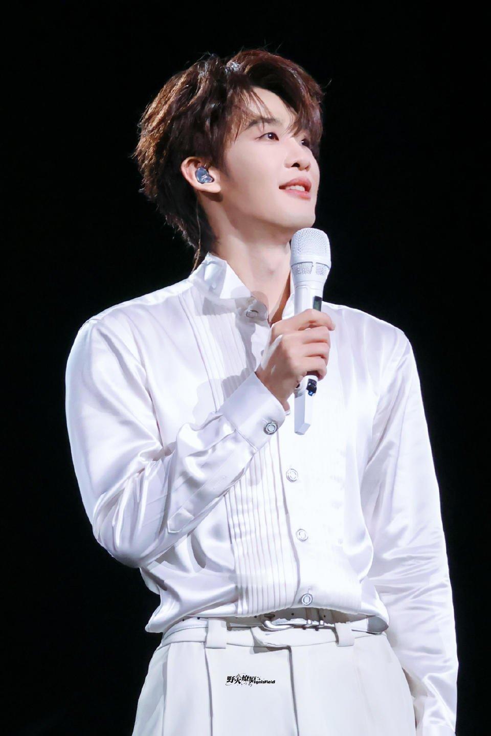 王赫野的脸怎么红成这样直播间欢乐名场面！粉丝集体喊哥哥逗王赫野，他脸蛋通红手足无