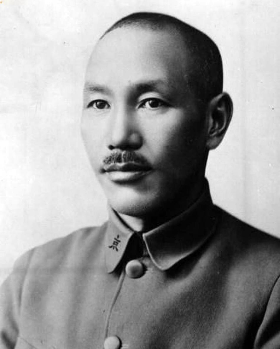 很多人都说吴京安的五官脸型身材是最酷似老蒋的，而老蒋最经典的扮演者孙飞虎长得并不