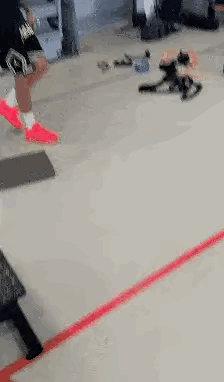 NBA官方今日晒出湖人球员东契奇休赛期个人训练的画面并写道：“确实瘦了。”视频中