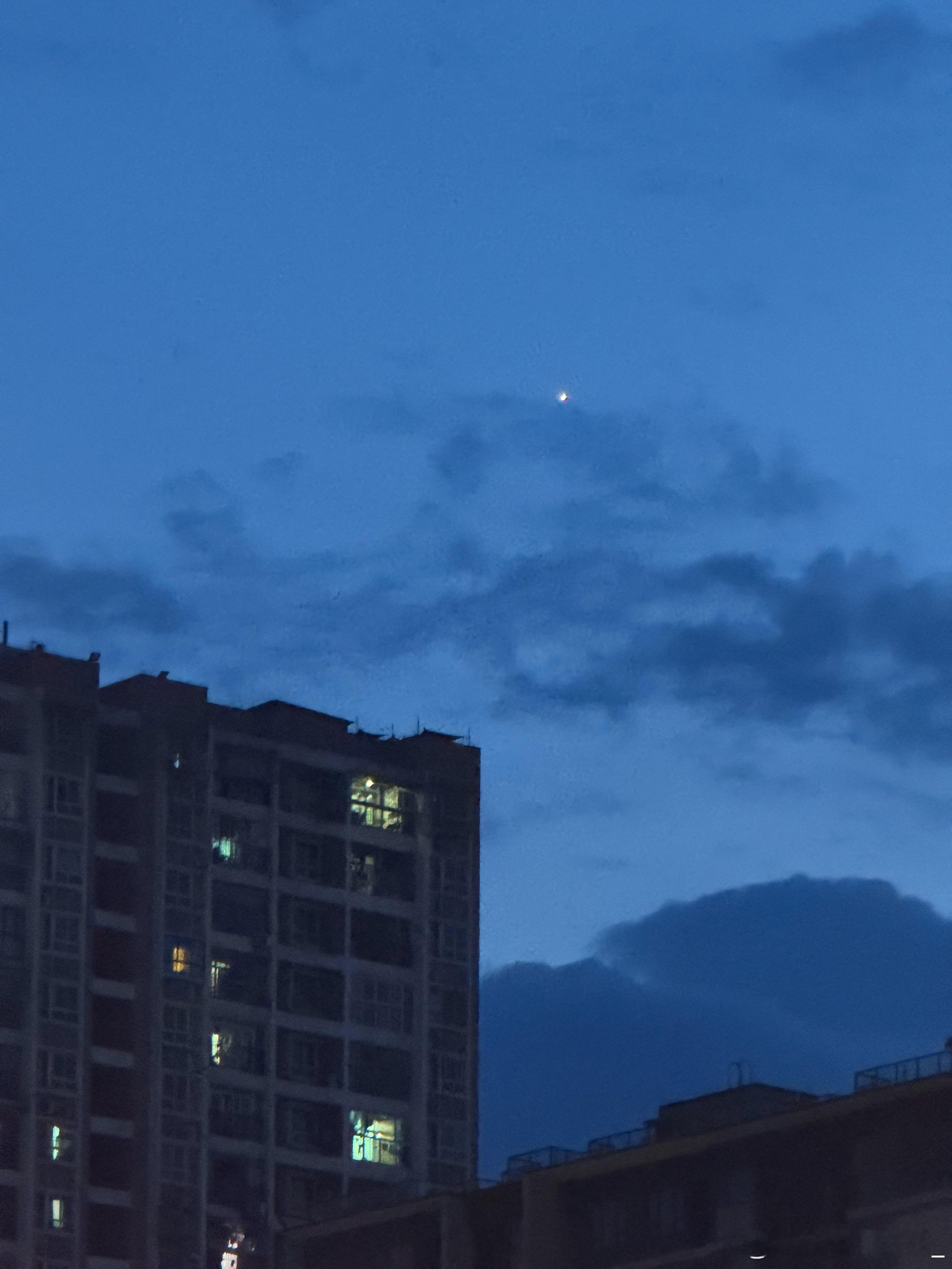 今天晚上这个金星亮得有点离谱哦  ​​​