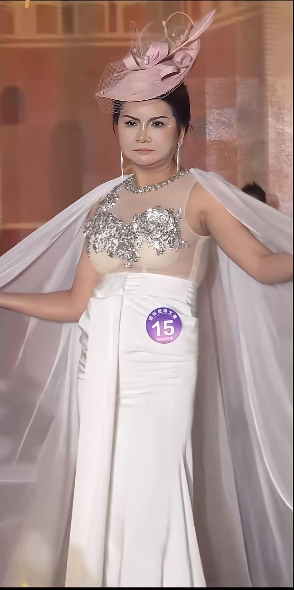 与其佩服她敢参加模特大赛的勇气，还不如相信她的“钞能力”，一般人肯定是没法比的。