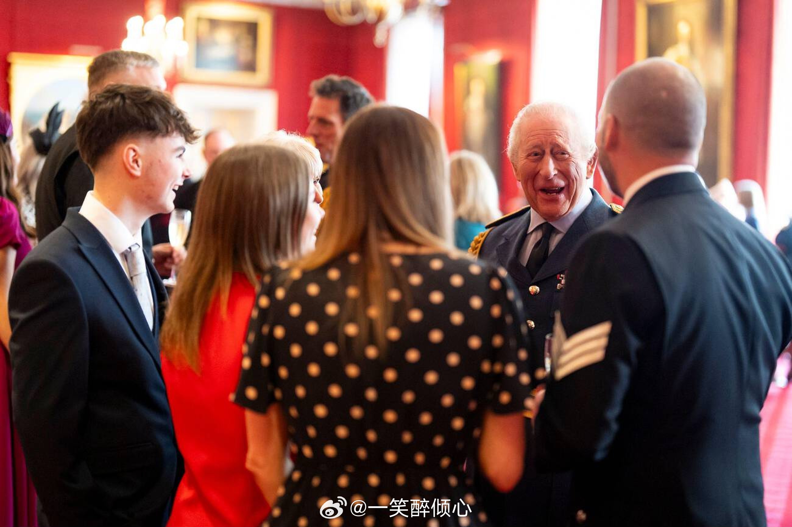 英国王室  今天查尔斯三世在伦敦圣詹姆斯宫主持本年度第2️⃣场授勋仪式，即英国王