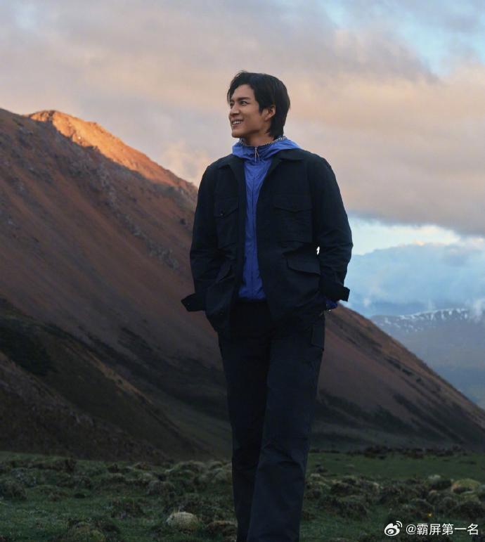 韩东君逛山逛出人生感悟 绿绒蒿静静绽放在荒寂的山坡上，远离喧嚣独自盛开，在香格里