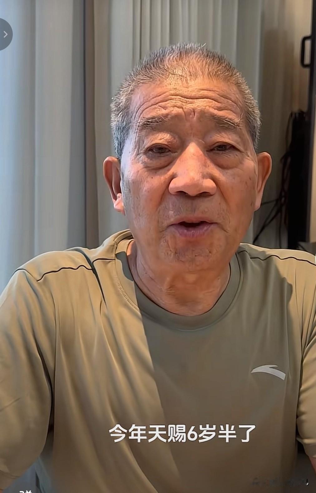 76岁的天赐爸爸，可真是忙碌呀！

在杭州完成带货工作，稍作休息之后，便又赶赴北