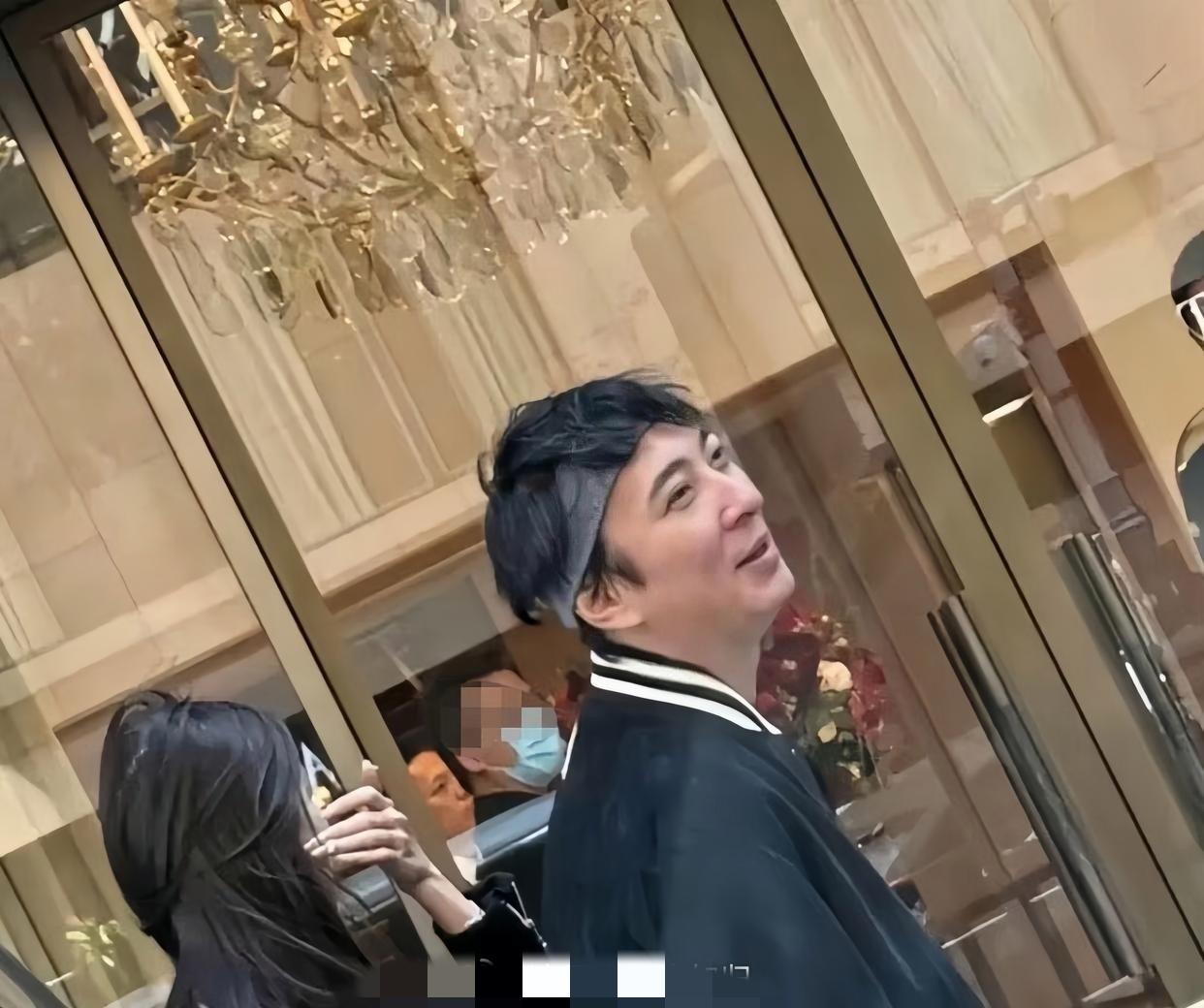 38岁的王思聪与女友懒懒甜蜜现身香港街头，十指紧扣的两人不时亲密相拥，尽显恩爱。