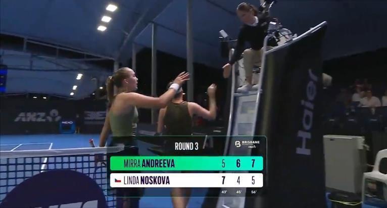 势均力敌，安德烈娃笑到最后。
布里斯班次轮，耗时2小时21分，
安德烈娃57,6