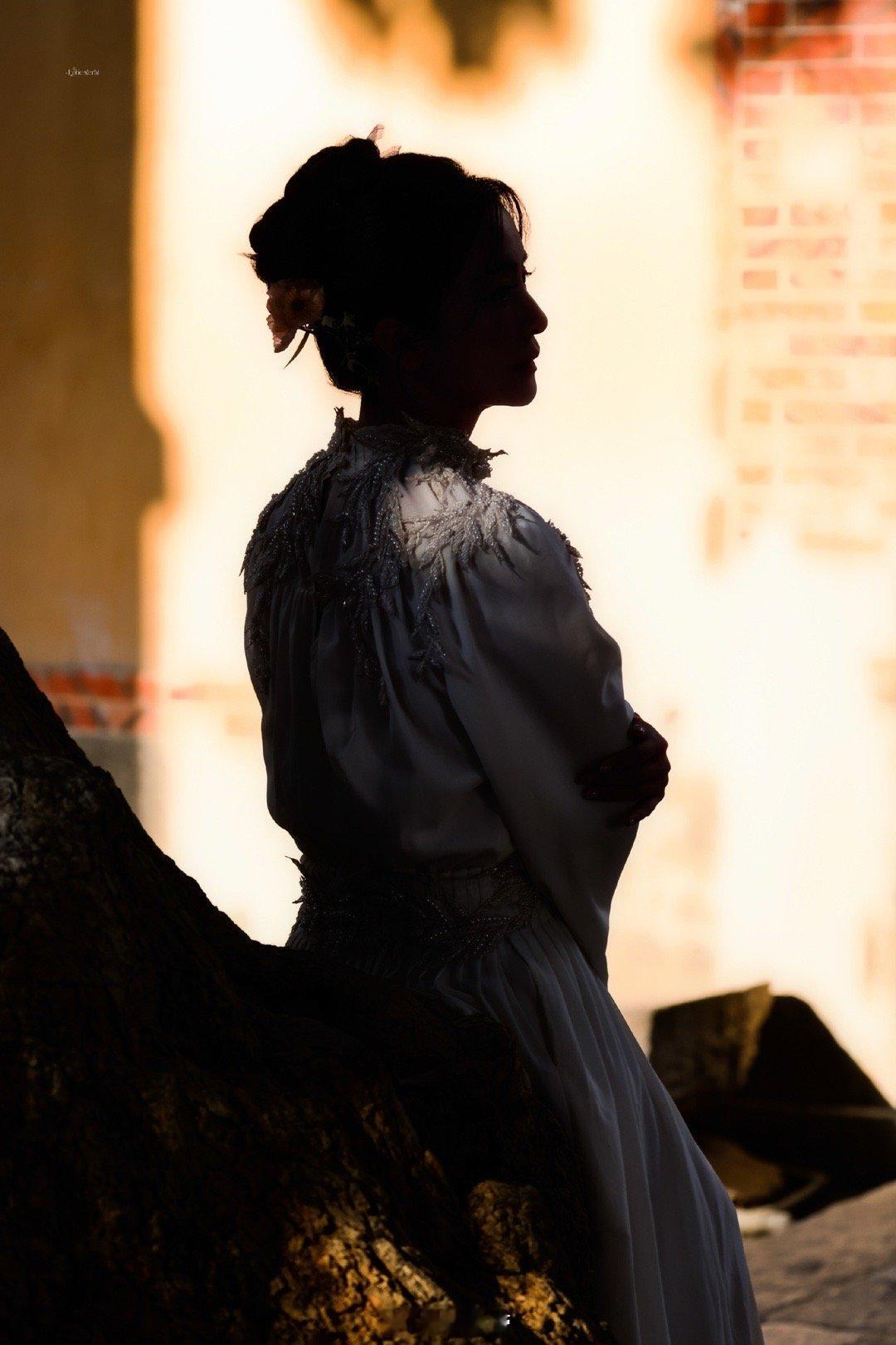 李晟簪的小小花李晟在泉州小巷写下了一首视觉诗！白衣飘飘，簪花点点，古朴背景衬托出