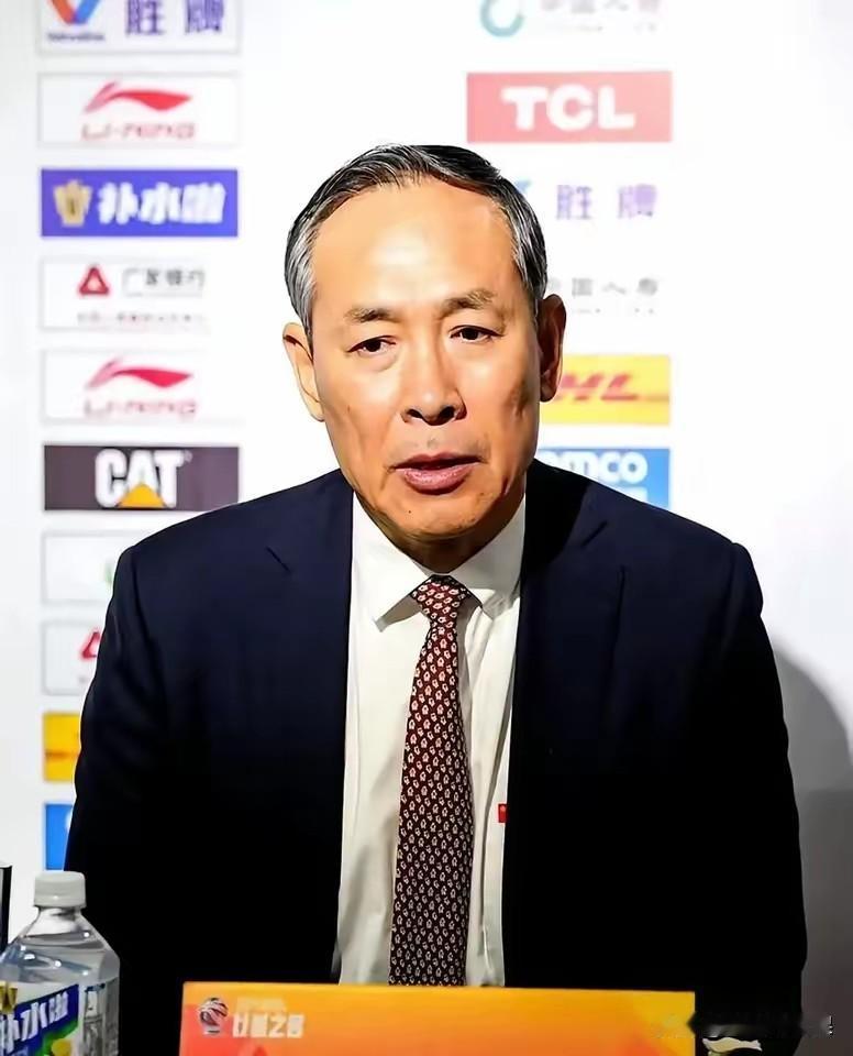 许利民吃不到葡萄说葡萄酸！

许利民新闻发布会被媒体问到外援问题:许利民说，北京