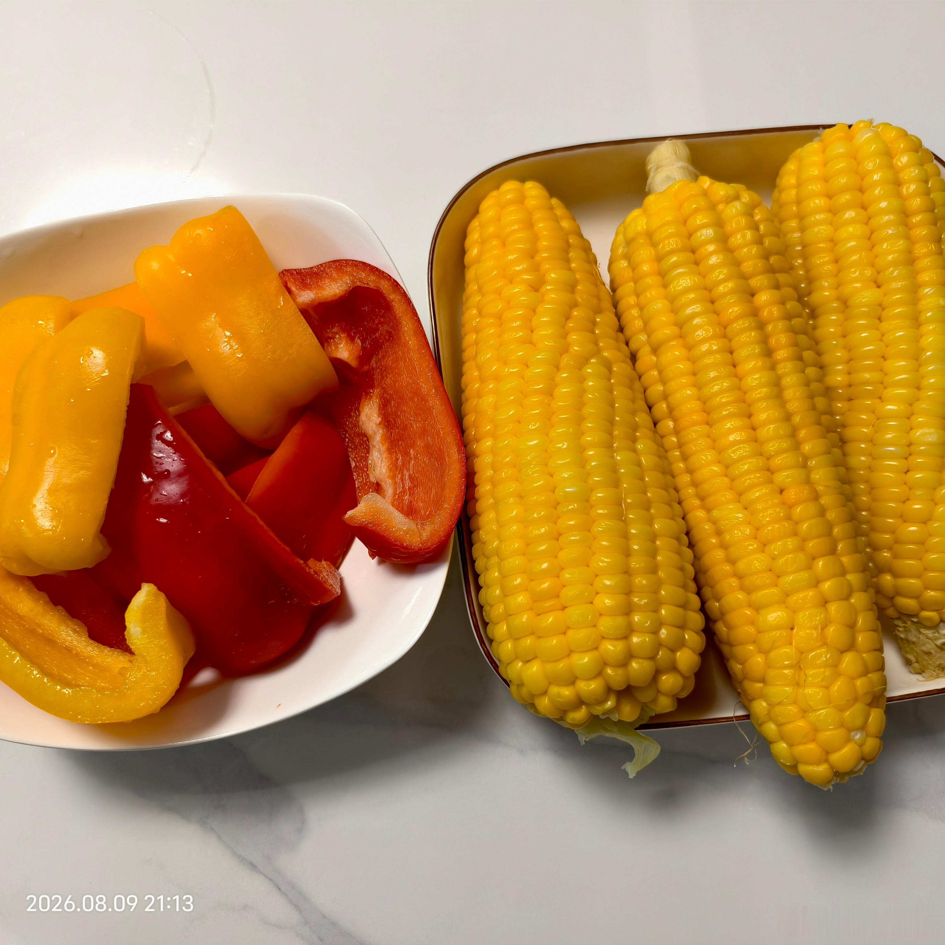 今晚就吃这些了。颜色鲜艳的食物让我感觉很健康第一次生吃彩椒，不好吃后悔了，下次再