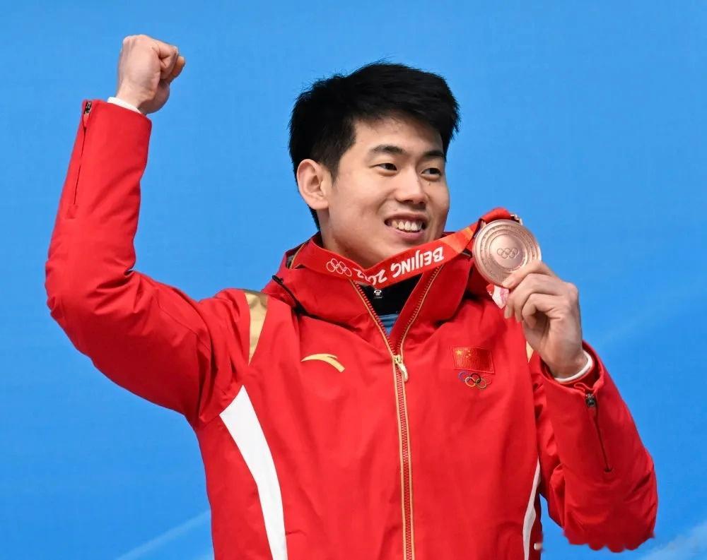中国🇨🇳运动员闫文港在北京冬奥会夺得男子个人项目的季军🥉，成为第一位登上钢