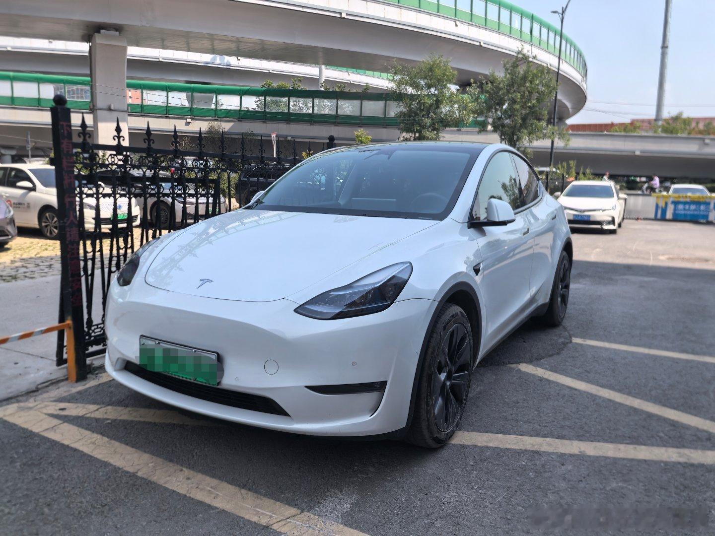 最新到店：​特斯拉 Model Y长续航全轮驱动版​2024年上牌二万多公里客户