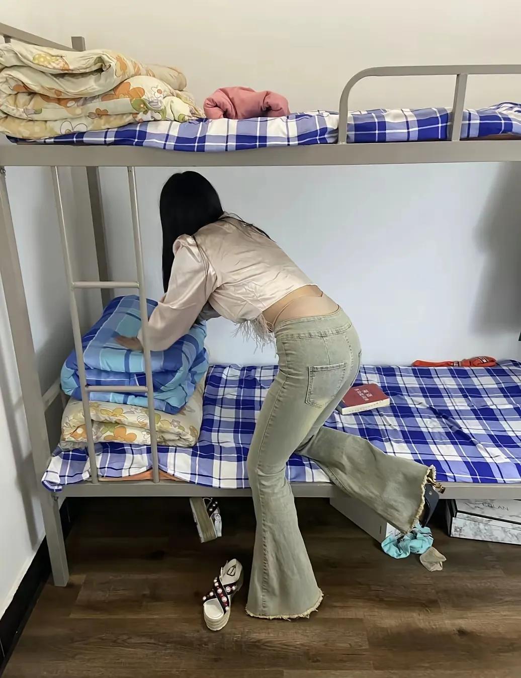 厂里面新来的两个学生工
女孩长的很漂亮
也很爱干净
一来就把房间收拾的干干净净