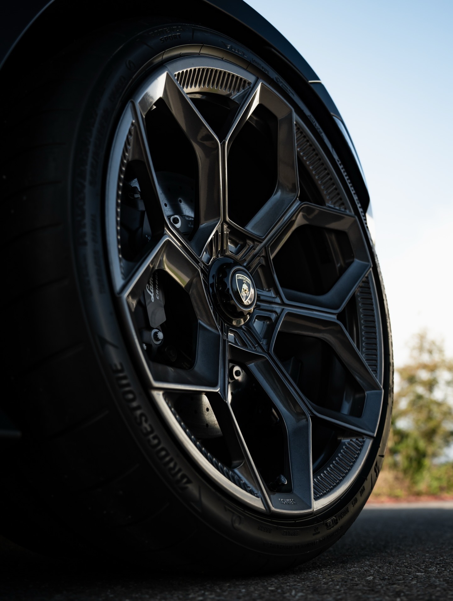 兰博基尼Revuelto搭配我们定制的Novitec NL5锻造轮毂、运动弹簧和