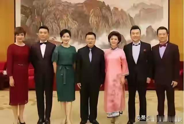 最近有张照片在网上挺火的，里头是中央台的一群主持人，但是奇怪的是，平常咱们熟悉的