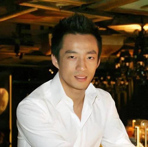 汪小菲离婚后不再带娃出国 ，暑假也不打算带孩子去国外玩，要让他们多看看国内。这事