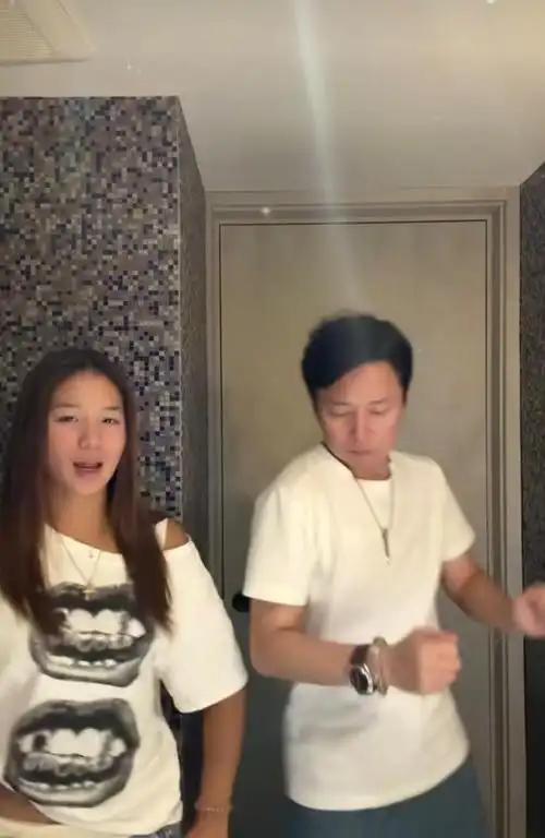 留学圈的卷法变了！56岁刘奕君没让15岁女儿去挤破头学商科，反而送她出国专攻高尔