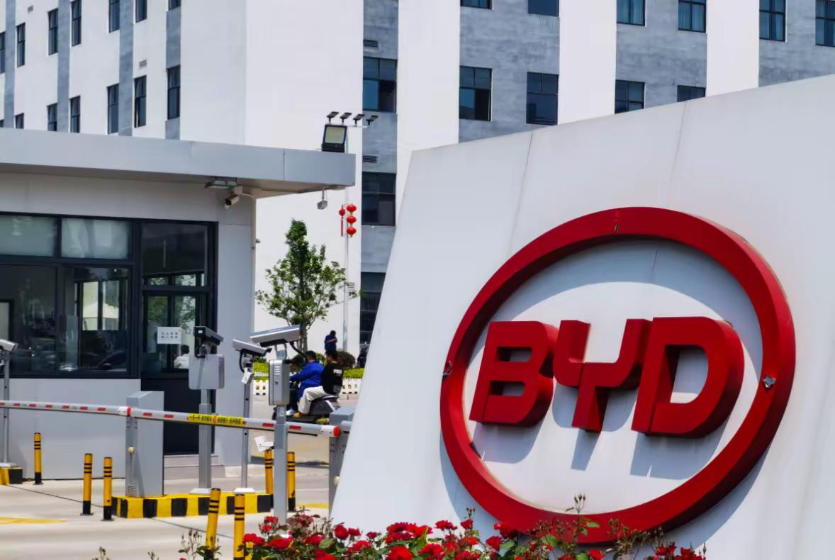 经常能看到电动汽车着火的新闻，这让电动车安全这根弦，时刻紧绷。最近，比亚迪（BY