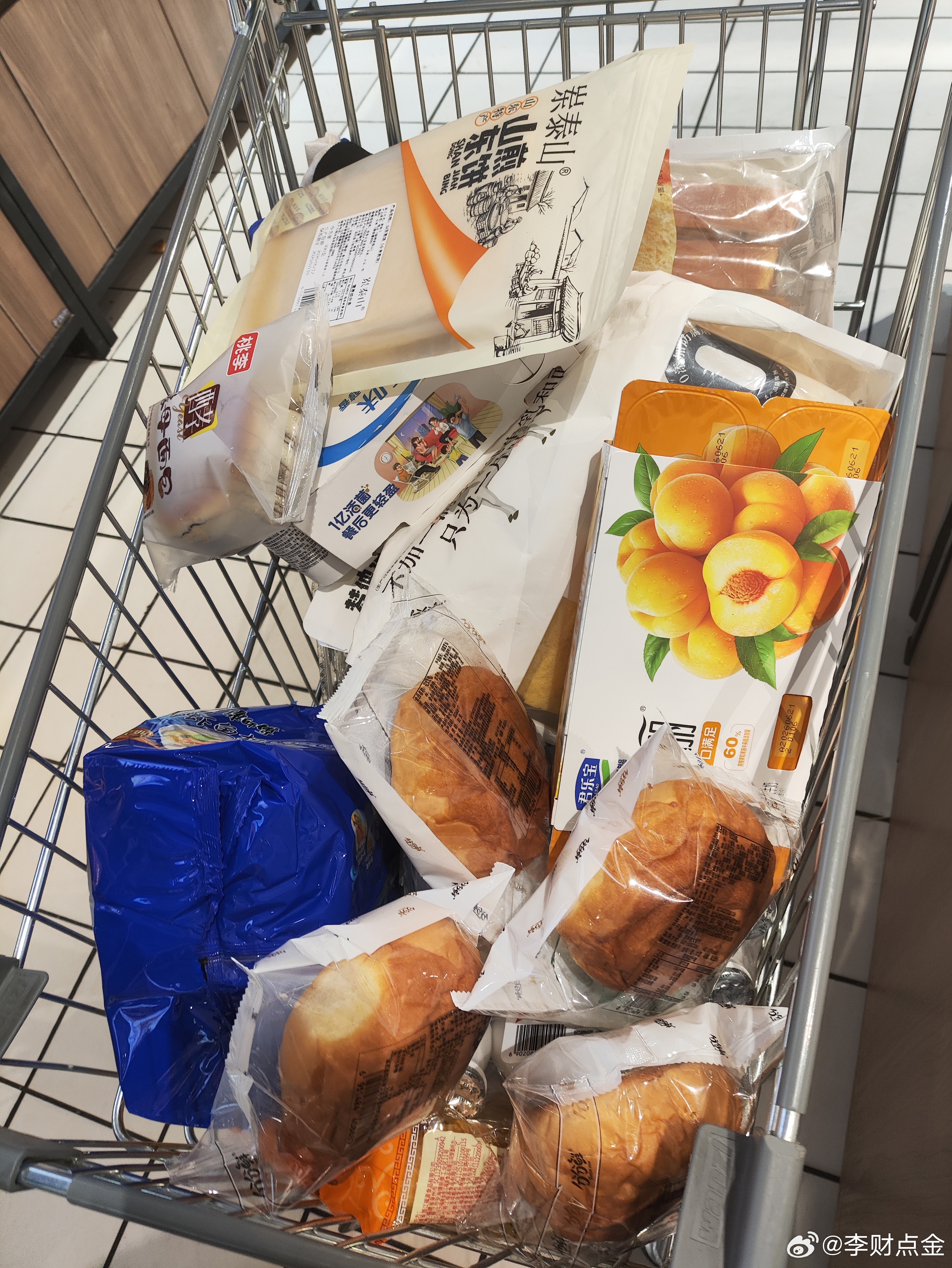 明天家里就剩自己了紧急屯一个月物资，能吃的都买点，能不做饭尽量吃现成的
