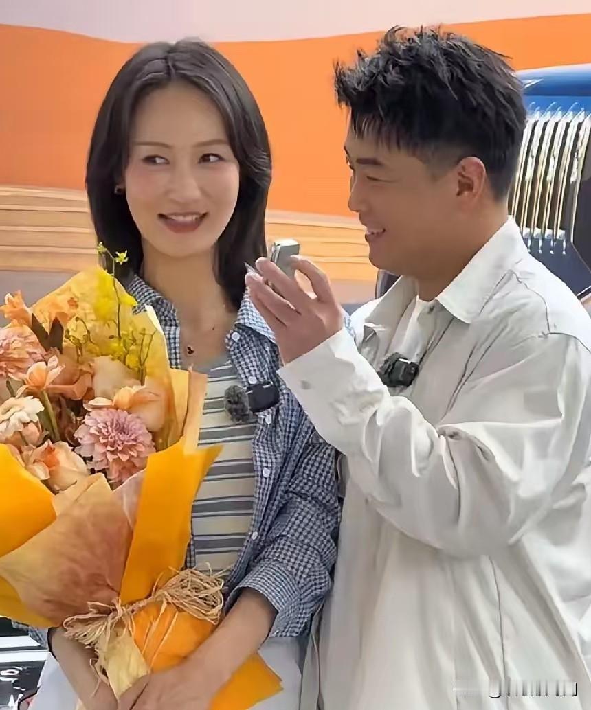 男团主教练王皓回来后，心情好，自然看上去也很年轻了，带着妻子闫博雅去喜提新车了，