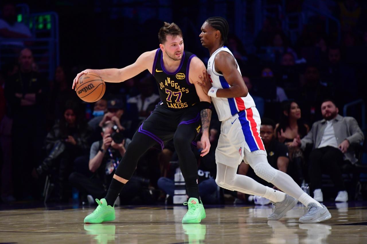 东契奇真的累了，詹姆斯在最后几分钟没碰球！

湖人在面对东部第一的活塞时差一点就