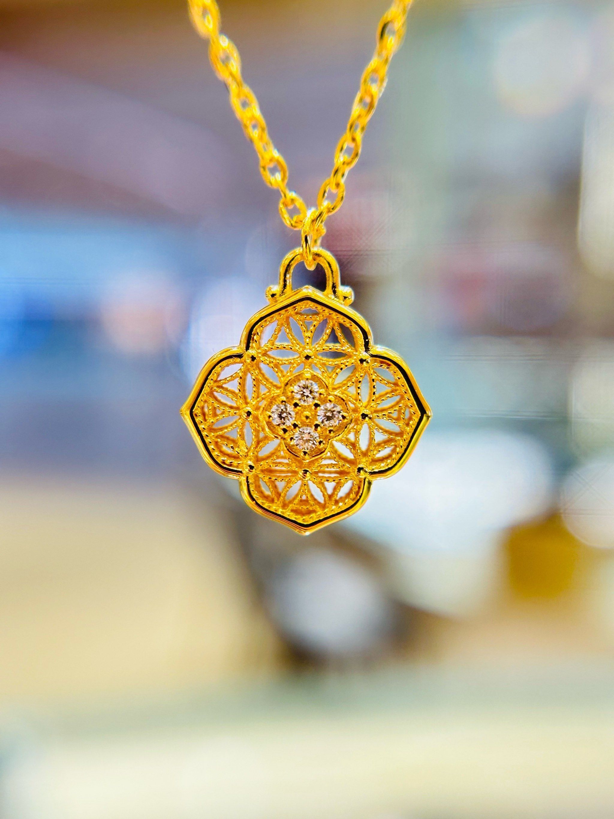 国内金饰克价连跌老庙黄金足金饰品已连续6天下跌，现报1550元/克，较前一日跌2