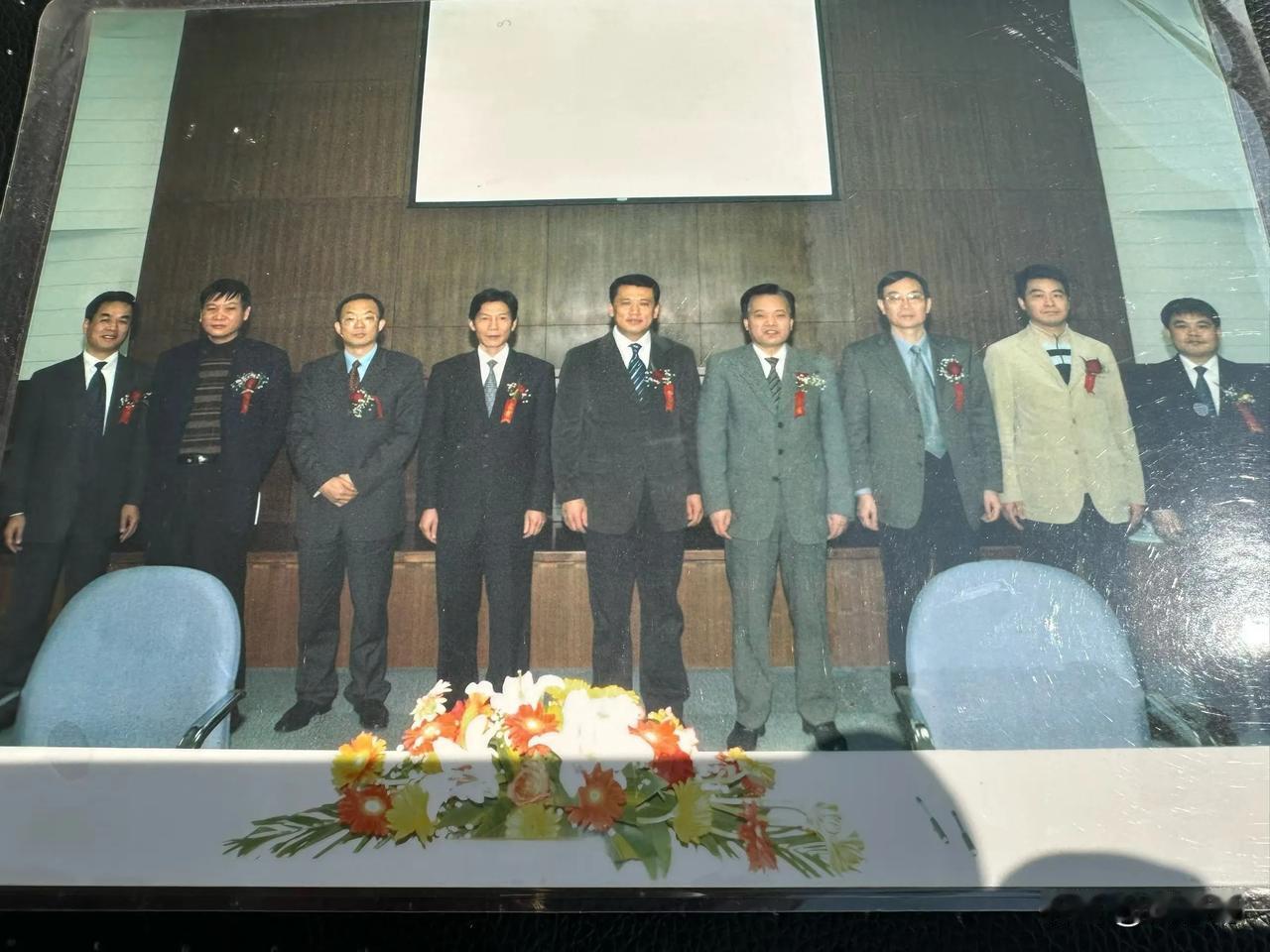 这是一张二十年前的照片，站在C位的那位帅小伙，看起来很面熟，有时候会在电视上看到