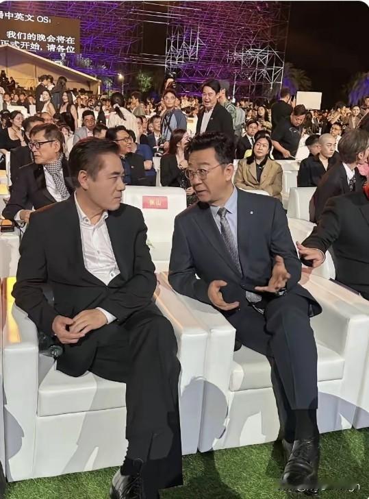 陈宝国和郭涛俩人凑一块坐着，表情都挺严肃的，估计是在聊演戏的事——比如怎么琢磨角