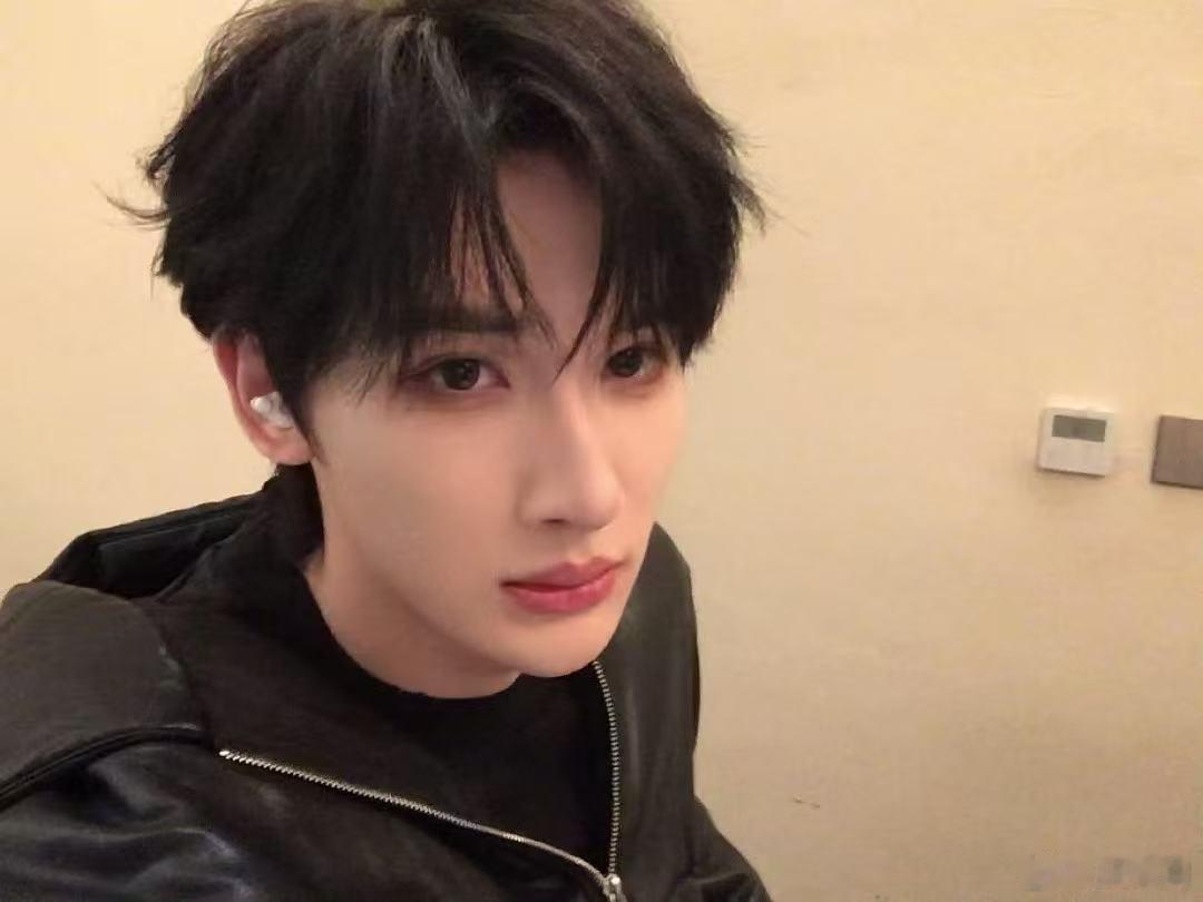 余宇涵打出溜滑心疼又好笑 谁懂啊，余宇涵打出溜滑的样子真的太真实了，完全没有偶像