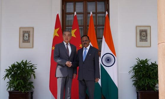 22轮会谈后的破冰握手：中印边境对峙现重大转机，10条共识暗藏玄机

两个邻居因