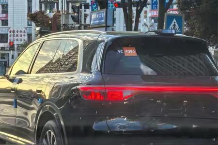 25款的问界M8，车顶多了很多激光雷达，看这个尺寸比例应该是896线，那说明至少