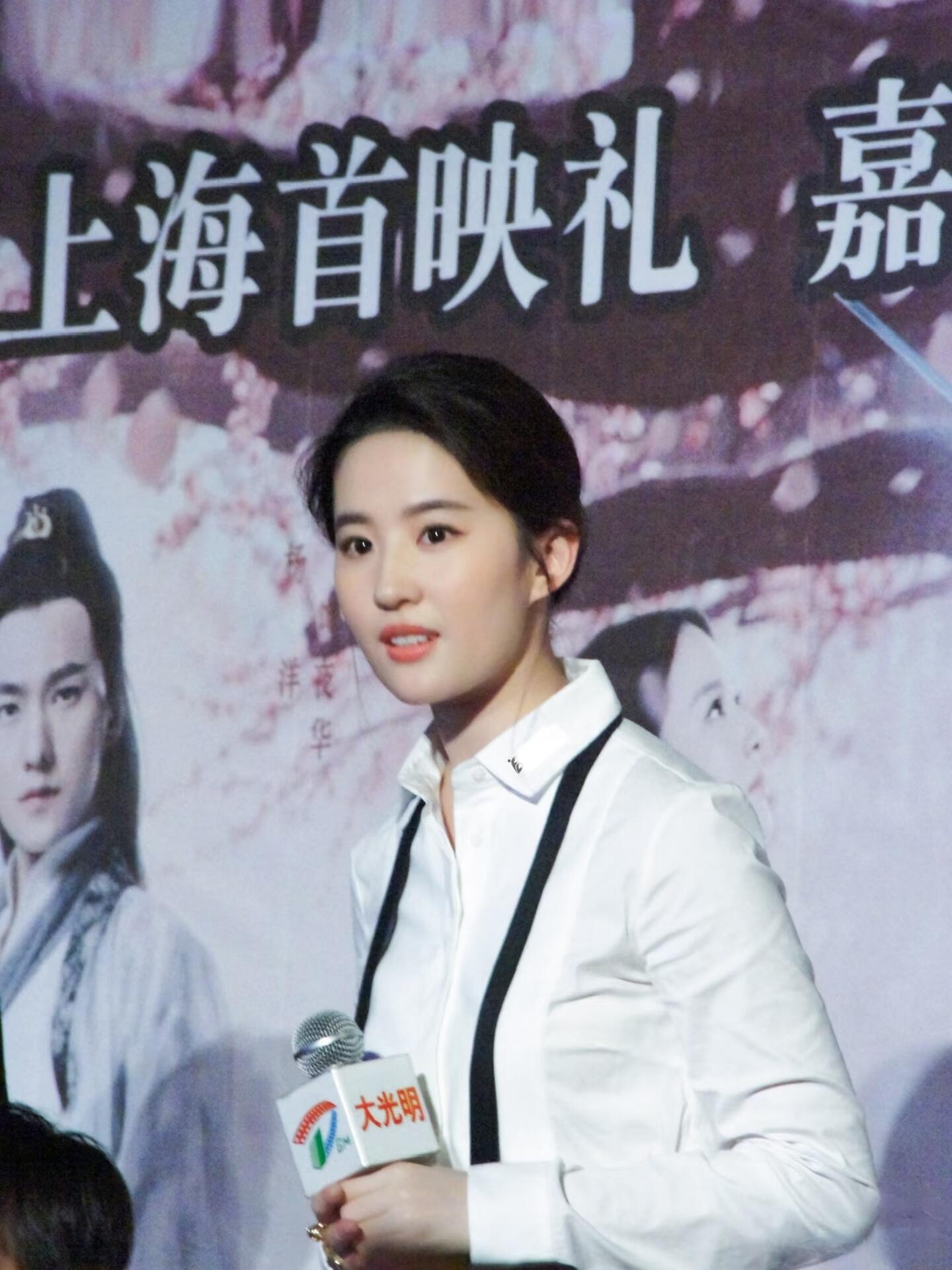 白衬衫低马尾极简极美 