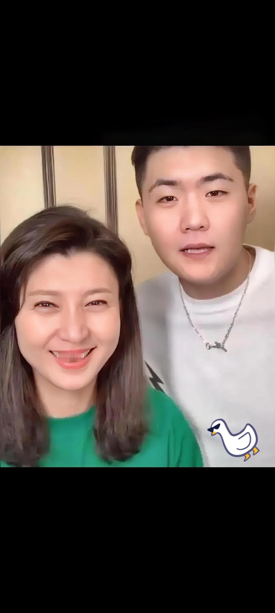 闫学晶总在为儿子操心。

演员闫学晶在直播中谈及32岁儿子的收入状况，称其年入不