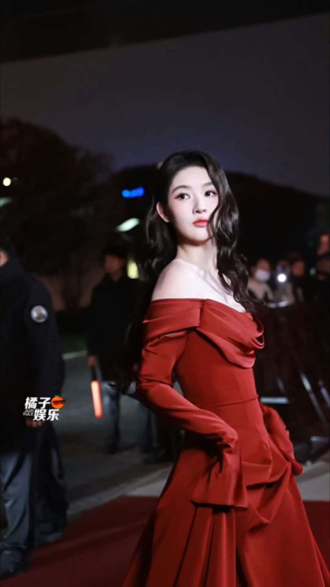 王玉雯这次下车神图有了家人们谁懂！王姐这次下车直接美到失语！上次摔倒后认真营业，