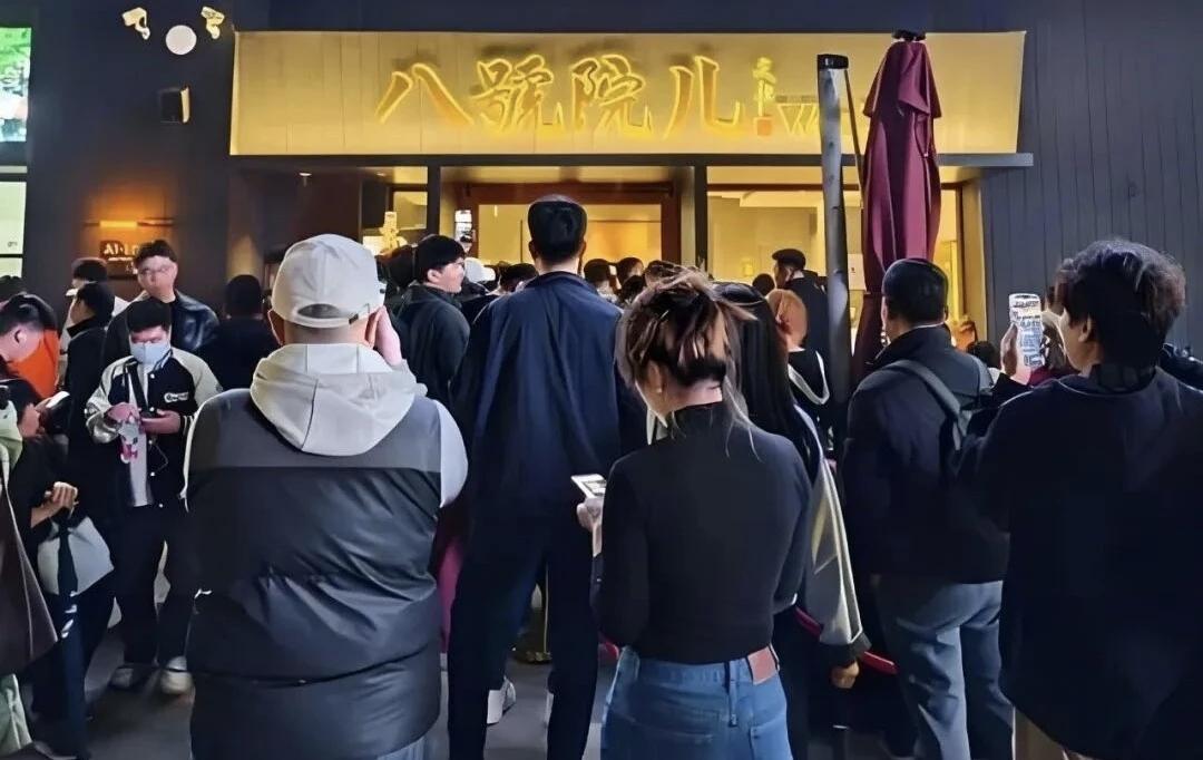 文章现在顺极了！
开完面馆，新酒吧也开业了……
他说，只为有个吃饭喝酒的地儿。