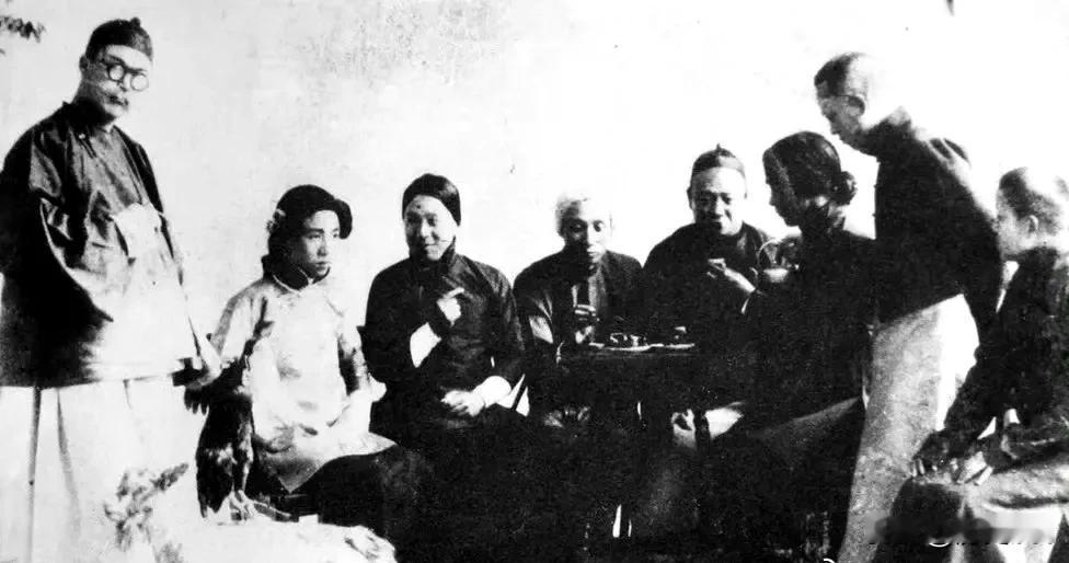 1915年周恩来 （左二）在南开学堂新剧团扮演一位女性 ​​。