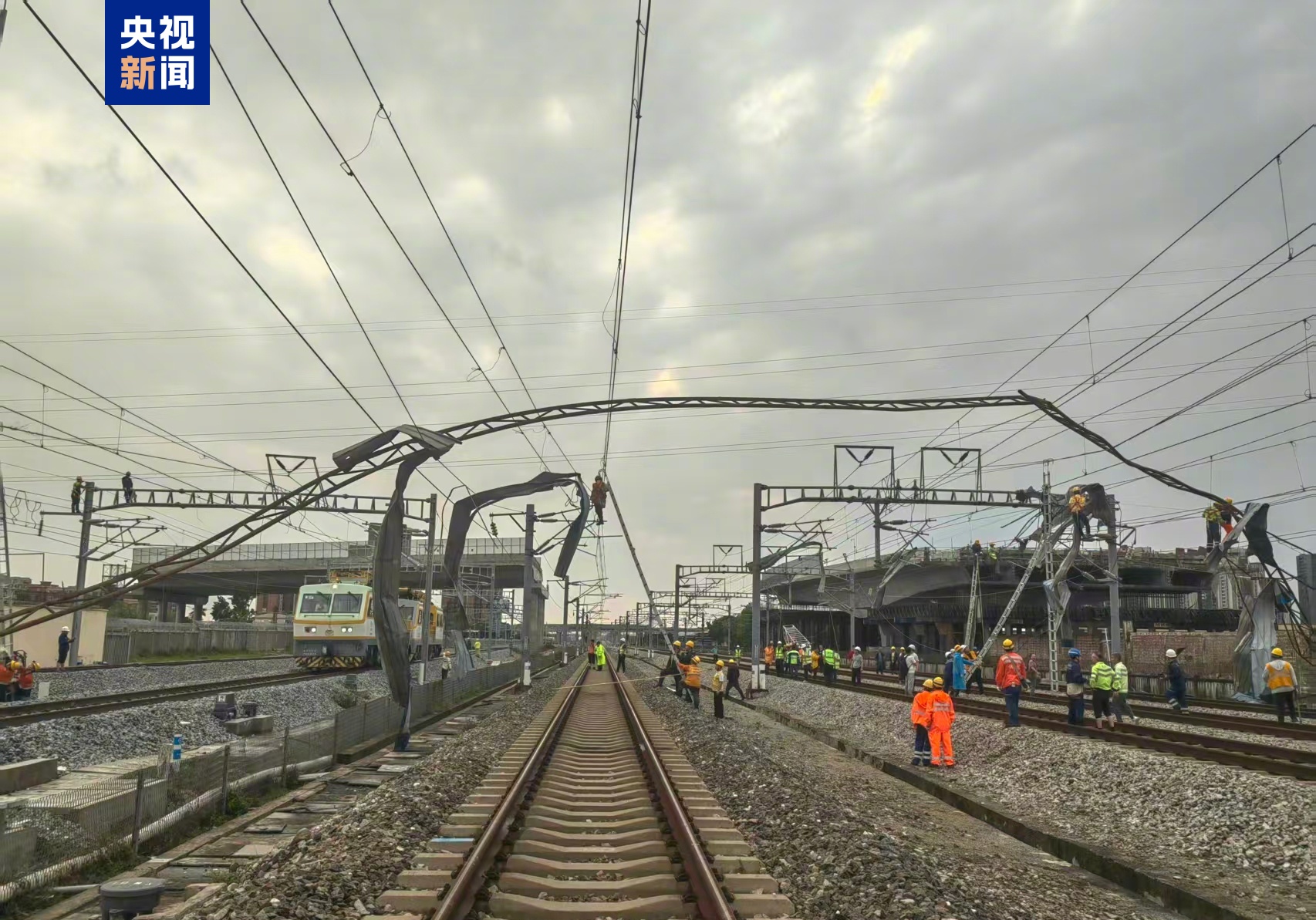 广东高铁晚点原因：大风将彩钢瓦棚顶及钢架梁吹至接触网导致停电