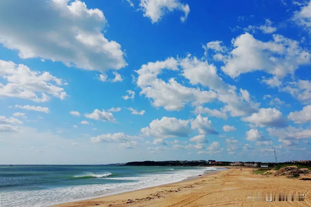 山东荣成，有很漂亮的海滩。这里除人少外，蓝天、白云、海水、沙滩、海鲜，什么也不少