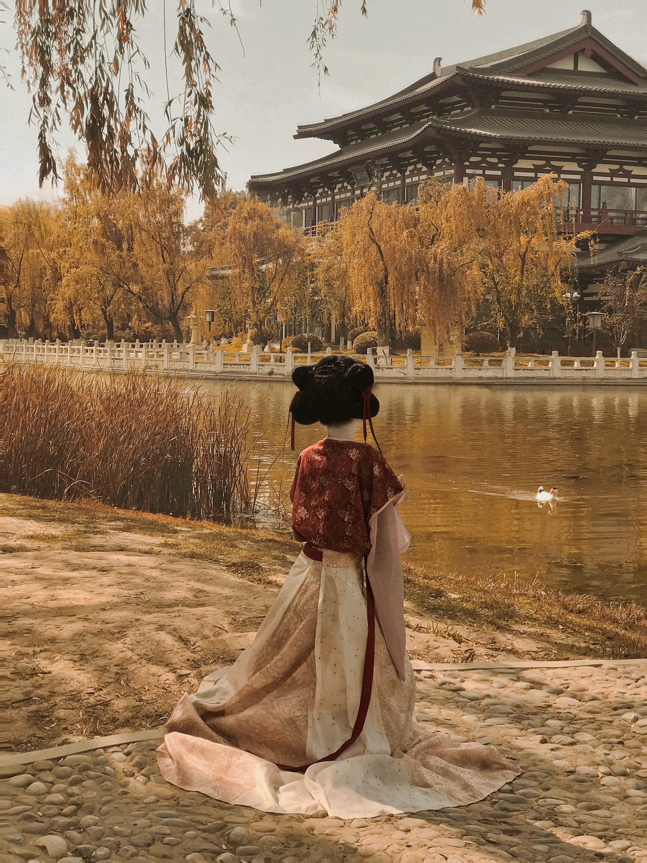 “红豆生南国，春来发几枝”古风汉服美如画